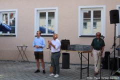 Bürgermeister Schelkle (Bildmitte) wartet mit Uli Zimmermann Jr. (Bild links) und Organisator Rolf Braun (Bild rechts) auf dem Einmarsch der Musikkapelle zum Fassanstich.